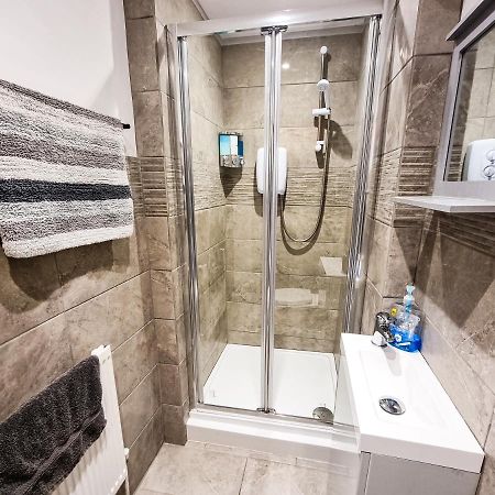 Newly Refurbished Flat In Central Cheltenham With Parking ภายนอก รูปภาพ