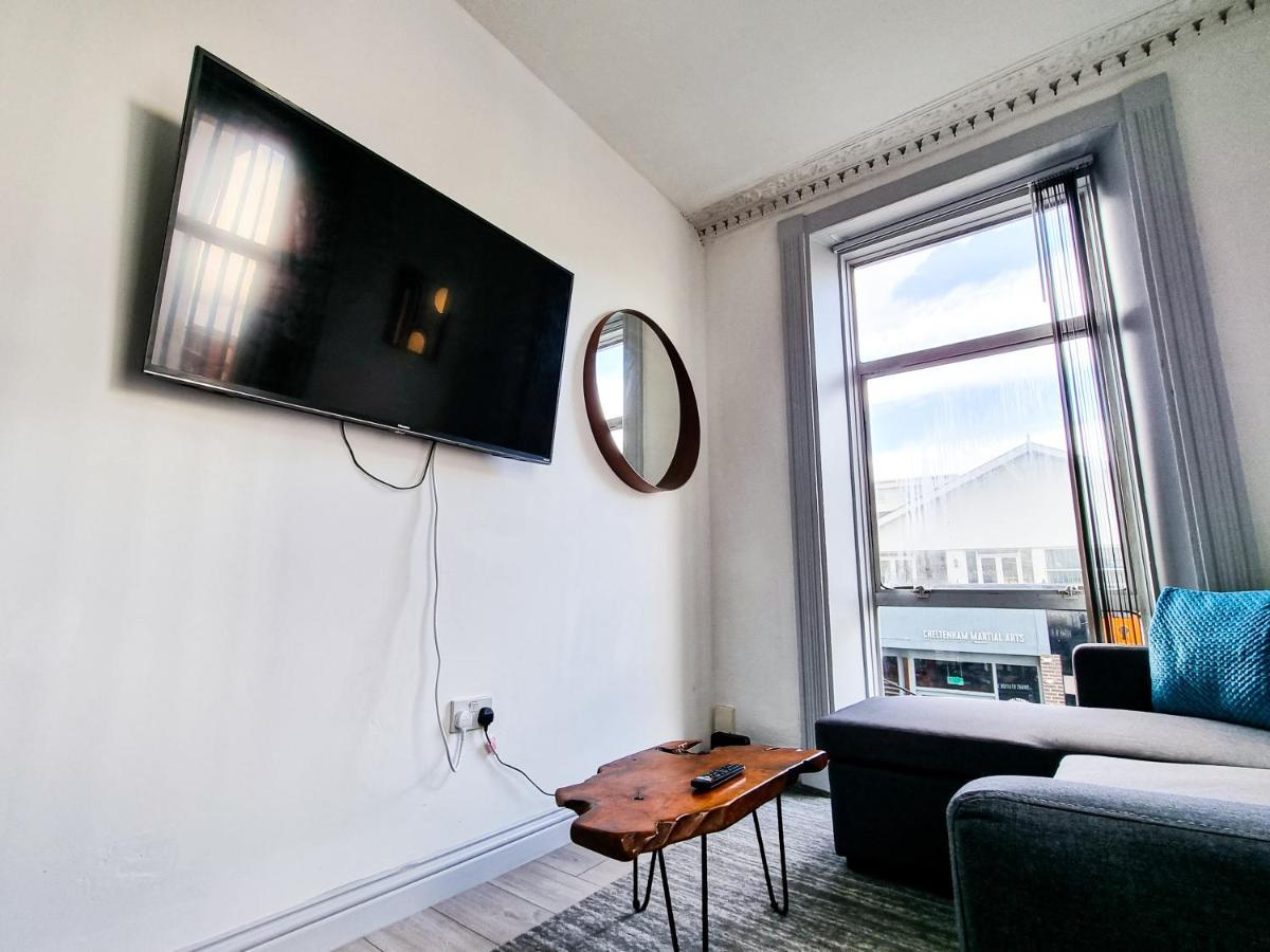 Newly Refurbished Flat In Central Cheltenham With Parking ภายนอก รูปภาพ