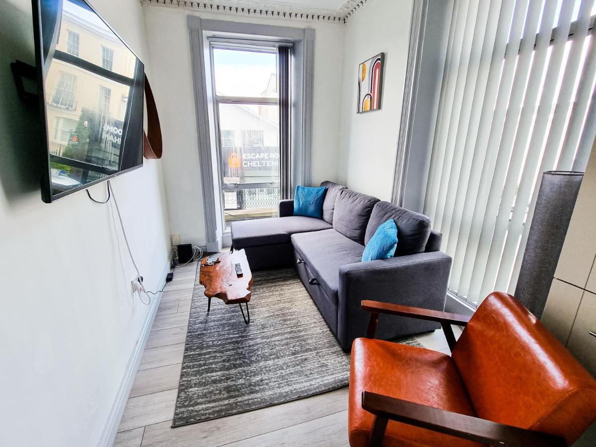 Newly Refurbished Flat In Central Cheltenham With Parking ภายนอก รูปภาพ